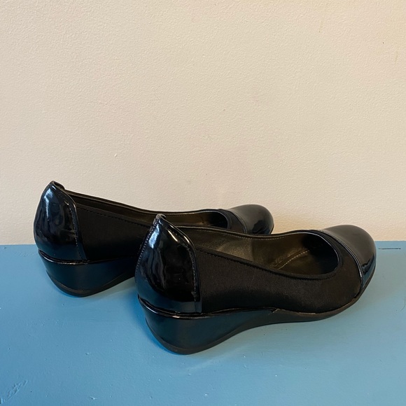 🎉5/$30 - Black patent lifted flats - Picture 3 of 7